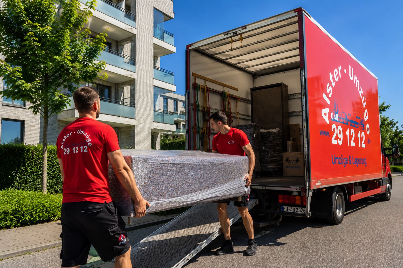 Das Team von Alster Umzüge beim Verladen in Hamburg