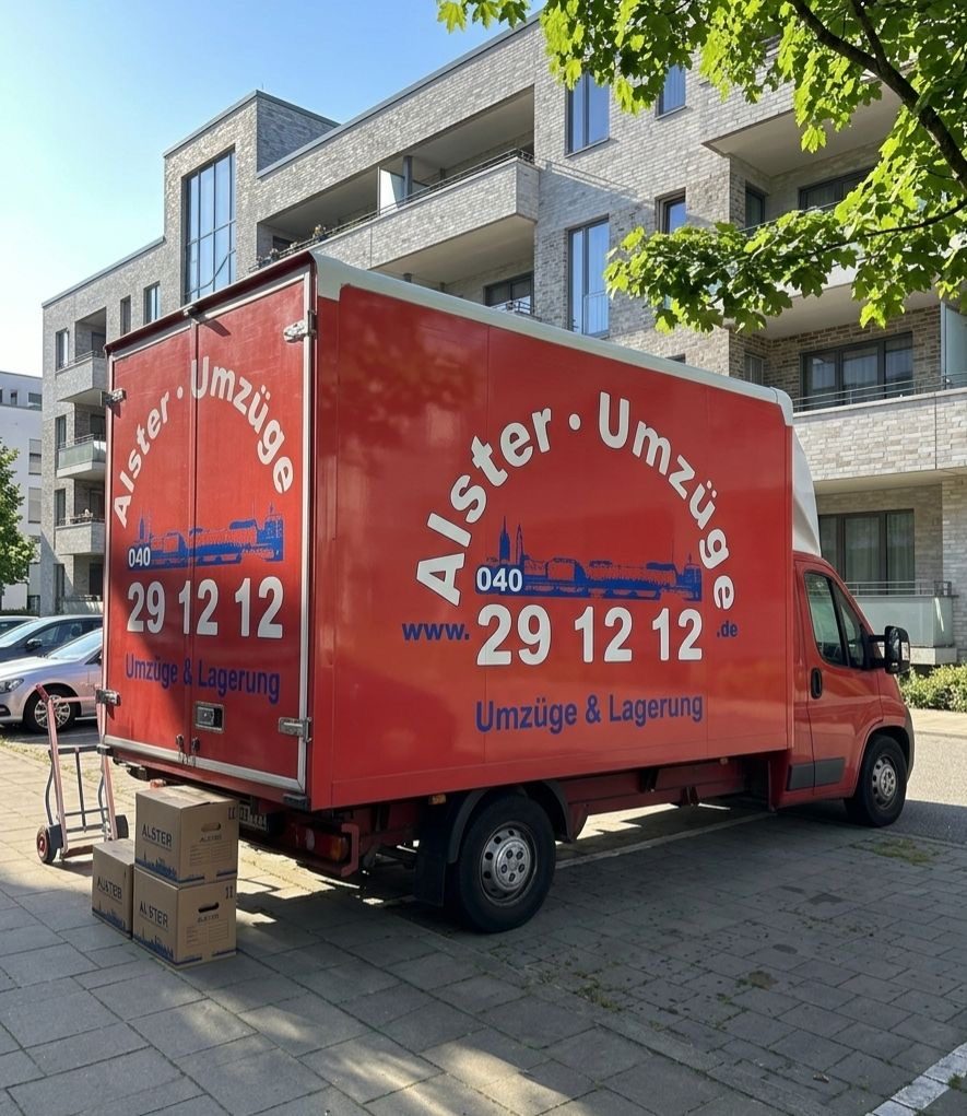Beladener Umzugswagen mit Umzugskartons